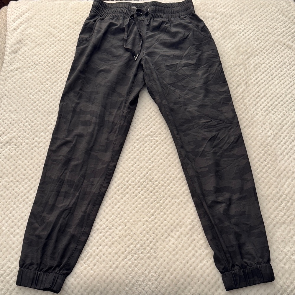 👖 EUC Women’s Camo Jogger Pants – Size Small